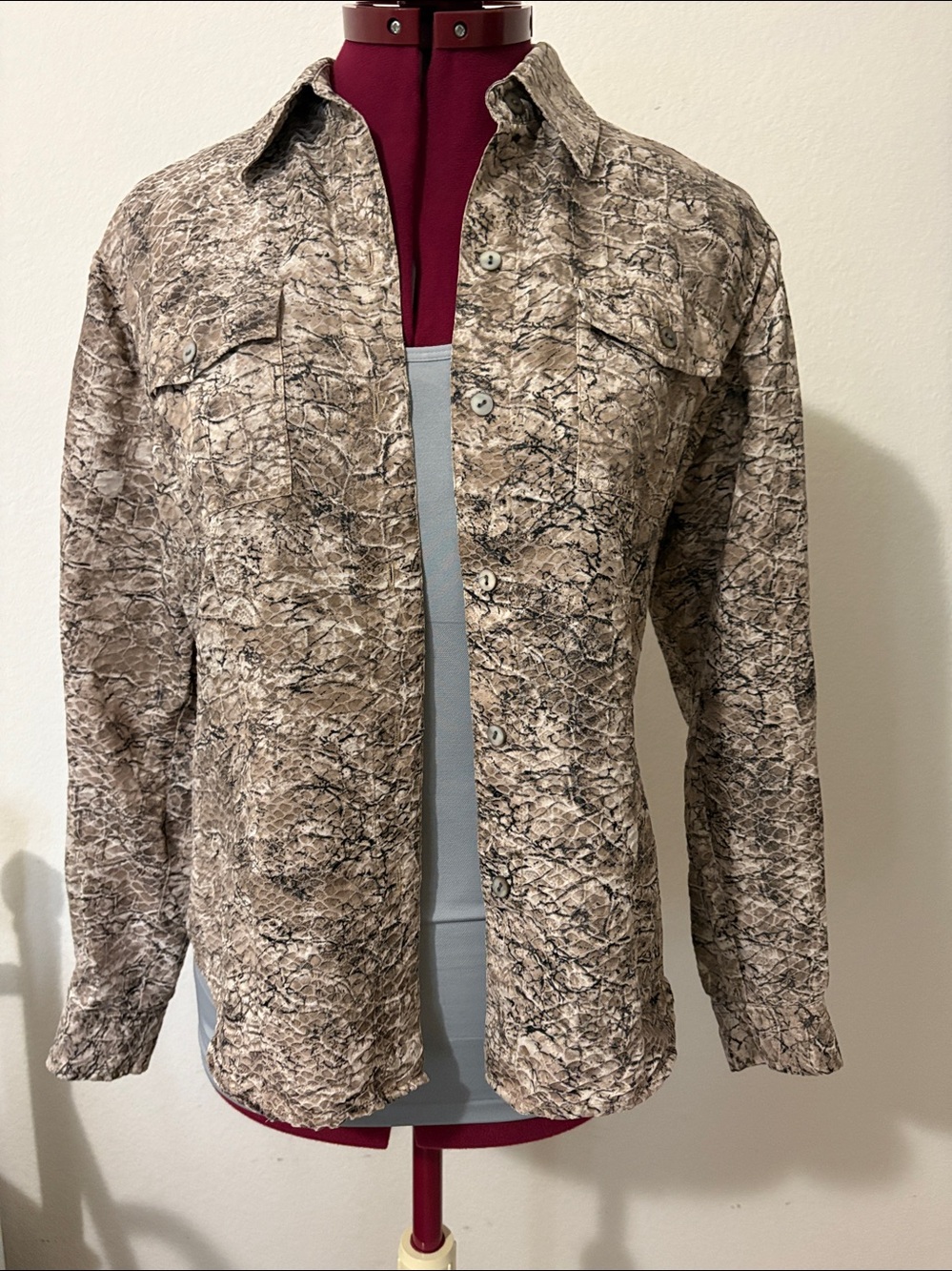 Chico’s size 0 (4-6) 58% silk 42% rayon texture animal/stone-like abstract print